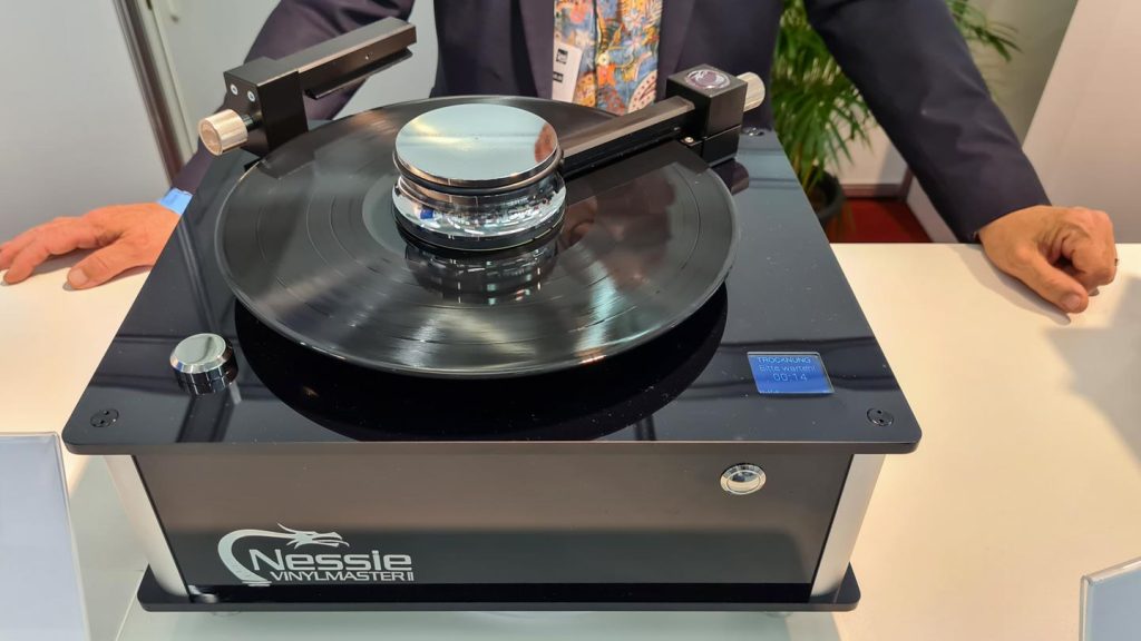 Nessies erste Plattenwaschmaschine die beide Seiten gleichzeitig und vollautomatisch reinigt: Vinylmaster II (Foto: R. Vogt)