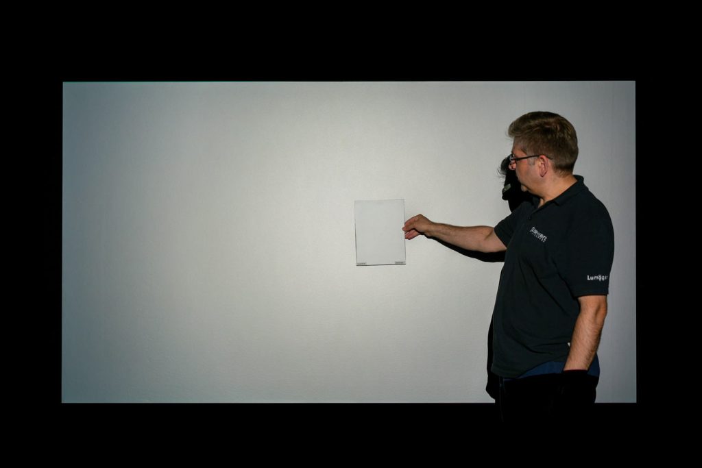Stewart Filmscreen Phantom HALR+ im Vergleich mit Studiotek 130 Musterstück. Beide haben einen Gain von 1,3 im Datenblatt und sind tatsächlich in der Bildmitt gleich hell (Foto: R. Vogt)