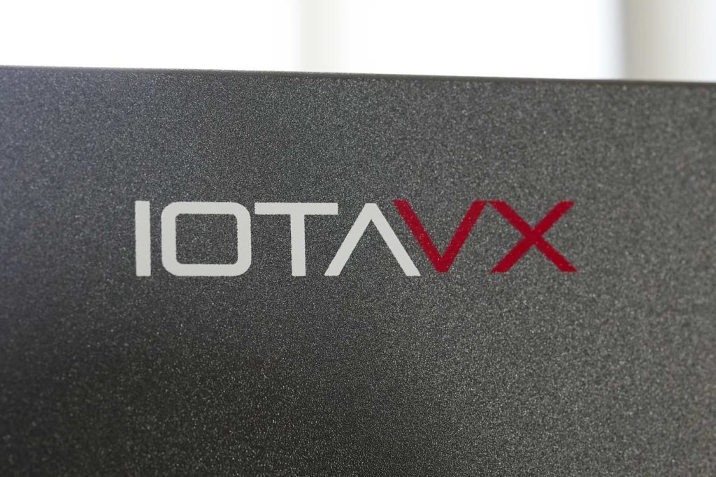 IOTAVX Logo auf der Frontplatte (Foto: R. Vogt)