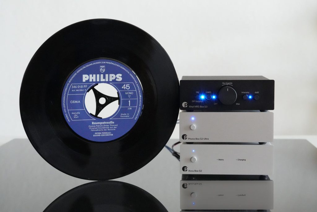 Pro-Ject Vinyl NRS Box S3 auf Phonoentzerrer und Akkunetzteil der Pro-Ject Box-Serie  (Foto: R. Vogt)