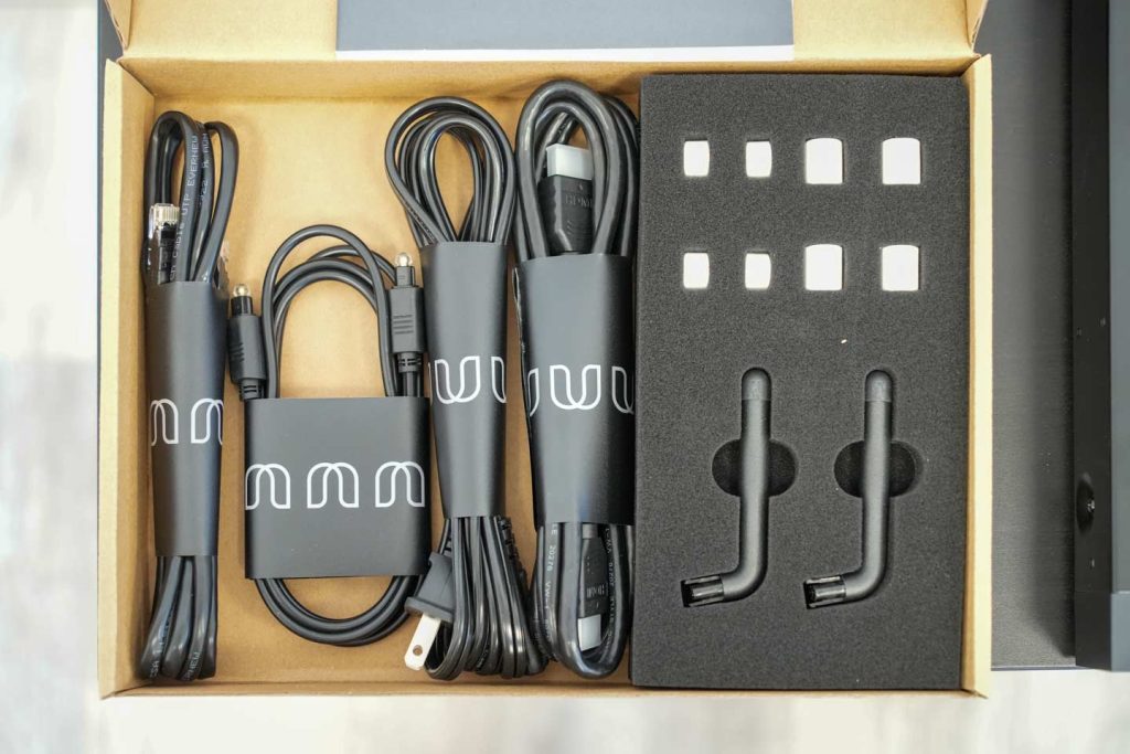 Kabel und Montagematerial der Bluesound Pulse Soundbar+ gut sortiert im Karton (Foto: R. Vogt)