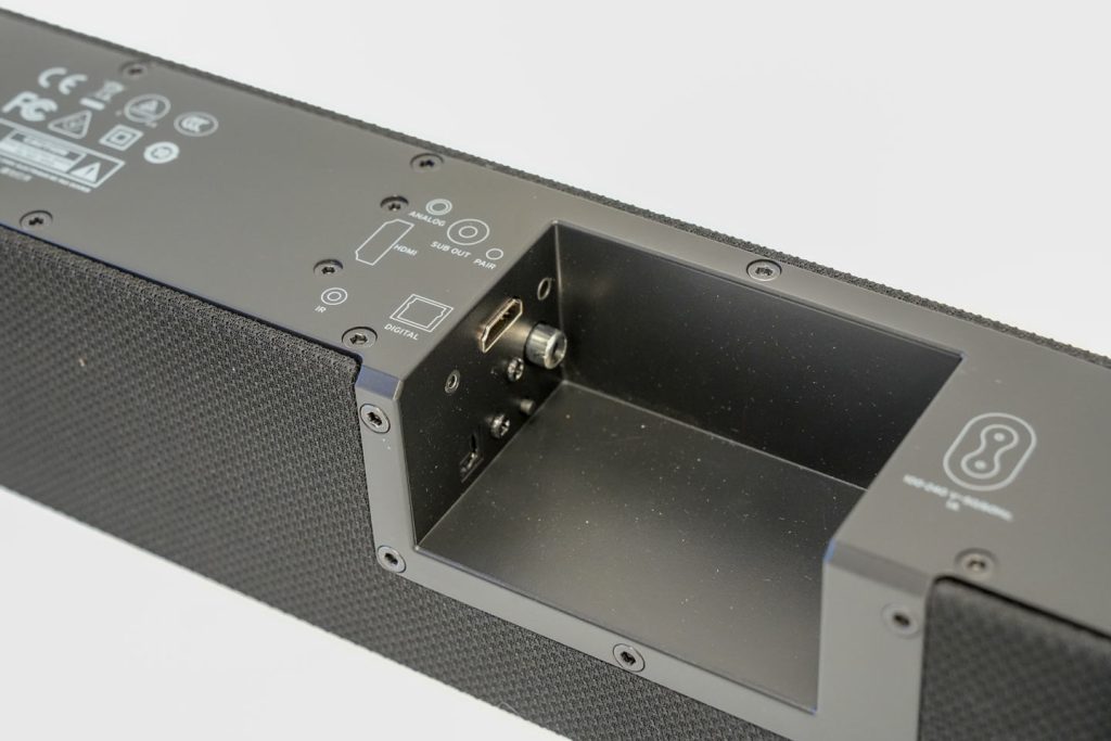 Spielt Ton von HDMI-ARC, Toslink, Miniklinke. Anschluss für separaten Subwoofer (Foto: R. Vogt)