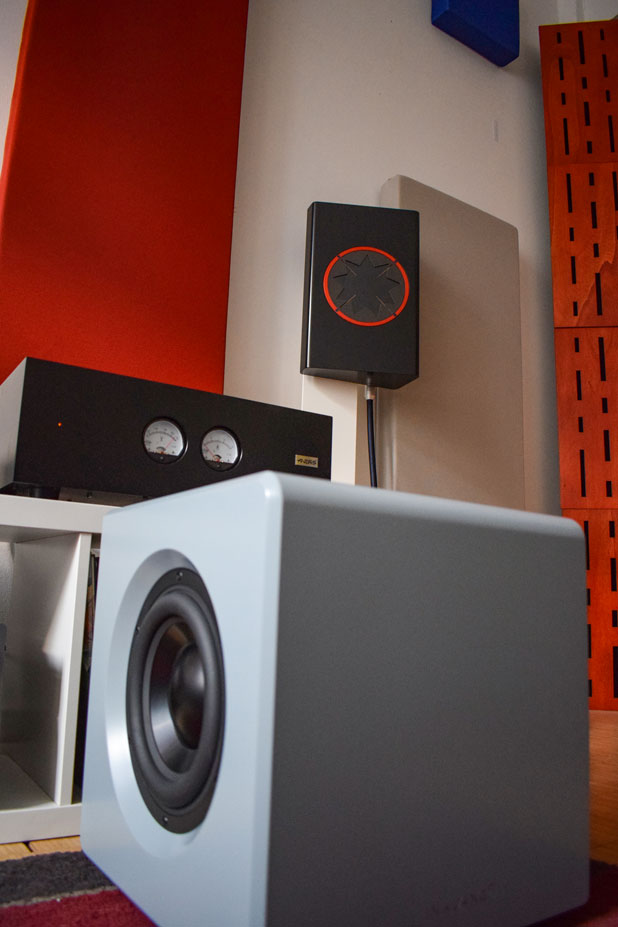 Der Manger w1 im kleinen LowBeats Hörraum mit Subwoofer Inklang Ayers Sub (Foto: H. Biermann)