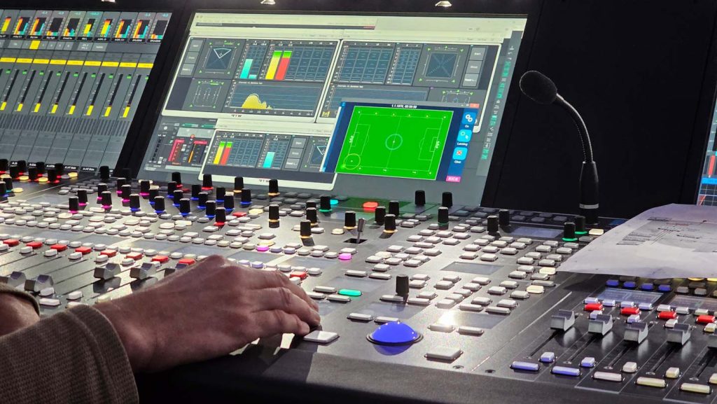 Komplex: Der Toningenieur muss die Kommunikation mit der Regie am Stadion halten, Dolby Atmos, 5.1 und Stereo mischen und ständig kontrollieren (Foto: R. Vogt)