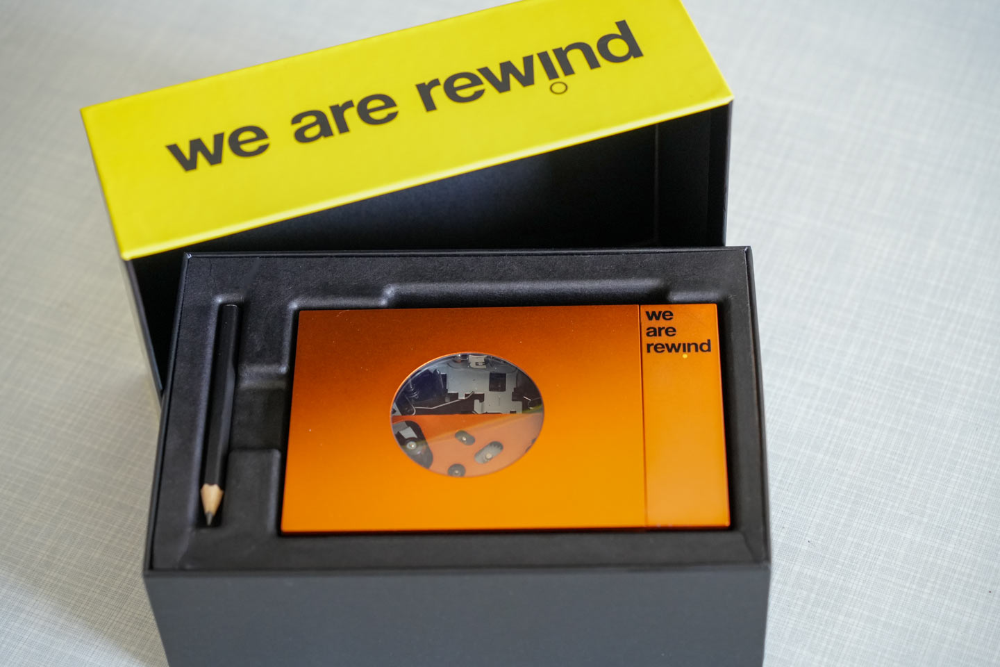 We Are Rewind: schlichte aber schicke Pappverpackung mit Casssetten-Recorder und Bleistift (Foto: R. Vogt)