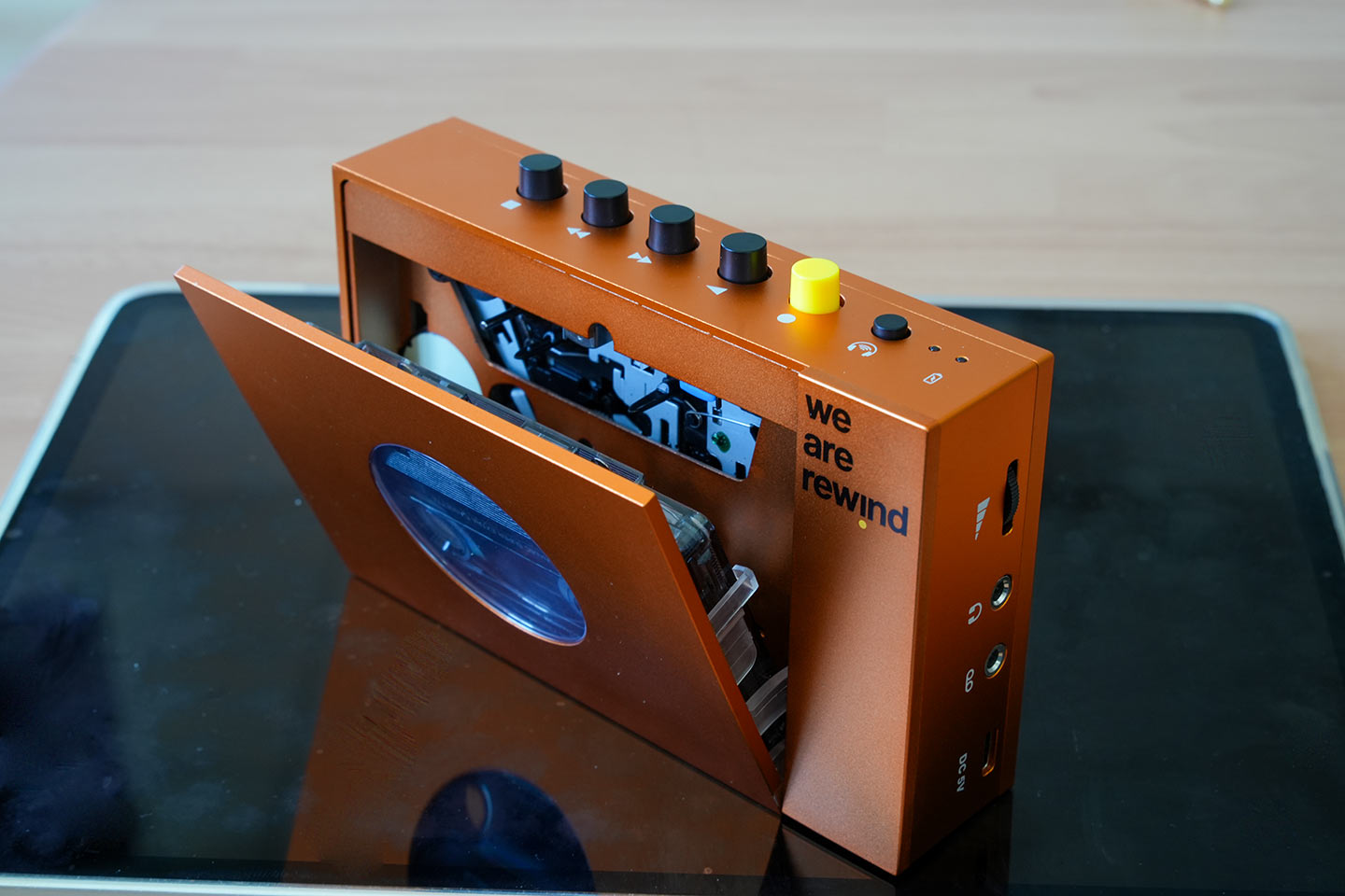 Retro und doch irgendwie zeitlos im Design und hochwertig verarbeitet: We Are Rewind mobiler Cassetten-Recorder (Foto: R. Vogt)