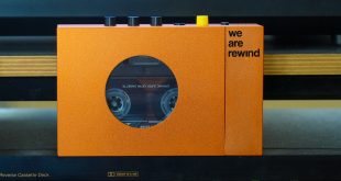 Walkman war vorgestern: „We Are Rewind“ ist dessen moderne Interpretation mit Li-Ionen-Akku und Bluetooth. Spielt Musik-Cassetten nicht nur, er nimmt auch auf. Cooles Design mit musikalischem Analogklang für 149 Euro (Foto: R. Vogt)