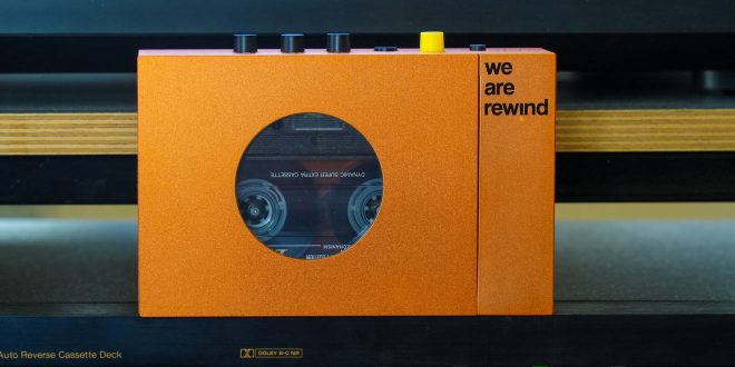 Walkman war vorgestern: „We Are Rewind“ ist dessen moderne Interpretation mit Li-Ionen-Akku und Bluetooth. Spielt Musik-Cassetten nicht nur, er nimmt auch auf. Cooles Design mit musikalischem Analogklang für 149 Euro (Foto: R. Vogt)