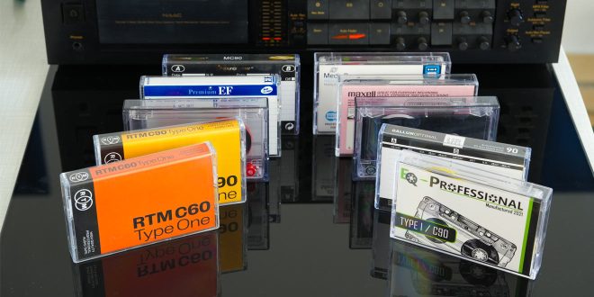 Wenige Compact Cassetten werden noch neu hergestellt und noch weniger authentische Altbestände bekannter Marken sind noch verfügbar. LowBeats hat 10 Bandtypen, neu produzierte und New-Old-Stock ausfindig gemacht, gemessen und gehört! (Foto: R. Vogt)