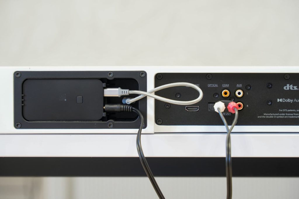 Der Funkadapter Nubert nuConnect trX benötigt USB-Strom und bekommt Signal via Cinch-Adapterkabel (Foto: R. Vogt)
