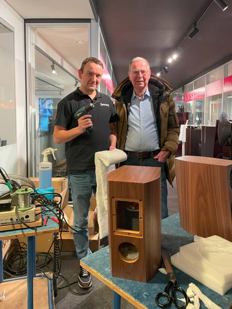 Kunde Klaus K. (rechts) durfte seine am Freitag gebaute Audio Physic Step gleich nach Fertigstellung mitnehmen (Foto: Hifi Profis)