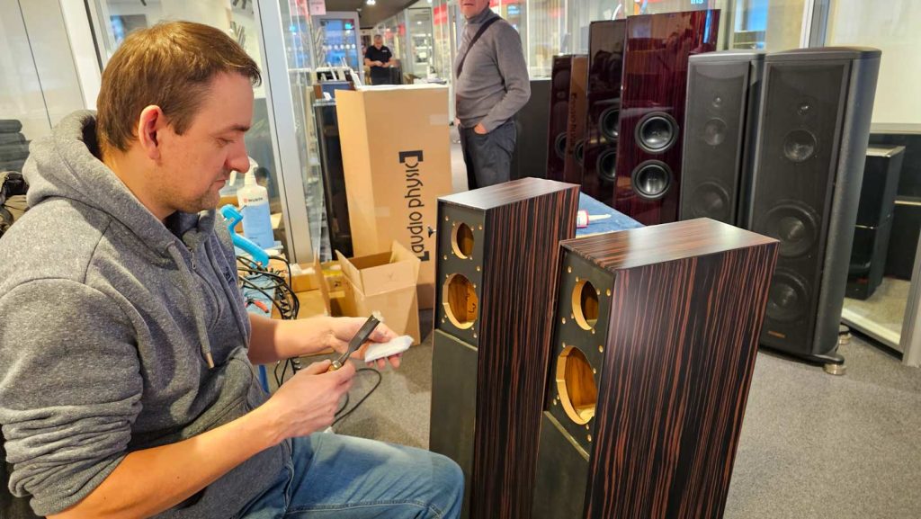 Audio Physic ist eine echte Manufaktur, jeder Lautsprecher entsteht in Handarbeit (Foto: R. Vogt)