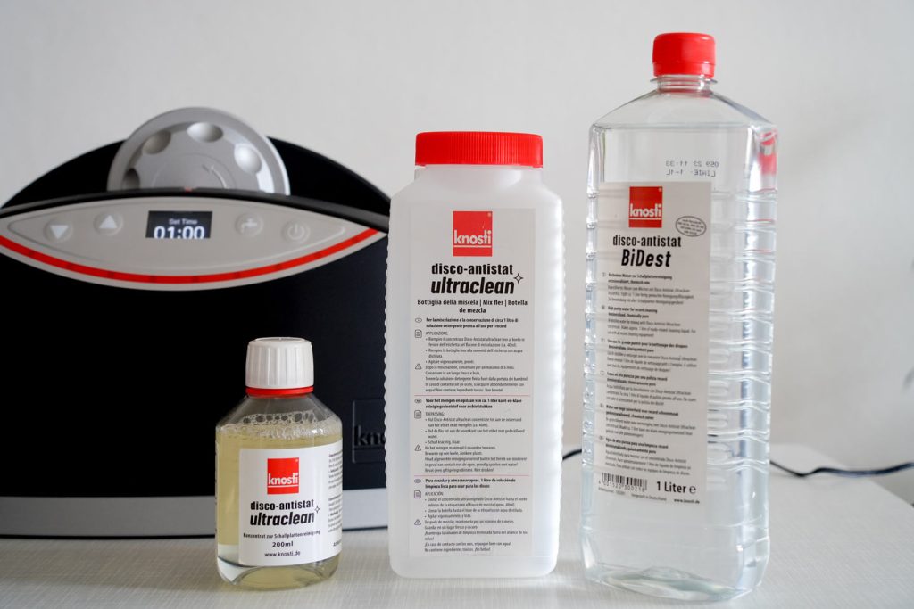 Reinigungsfluid selbst mischen: links Reinigerkonzentrat, mitte Dosierflasche, rechts hochreines Wasser (Foto: R. Vogt)