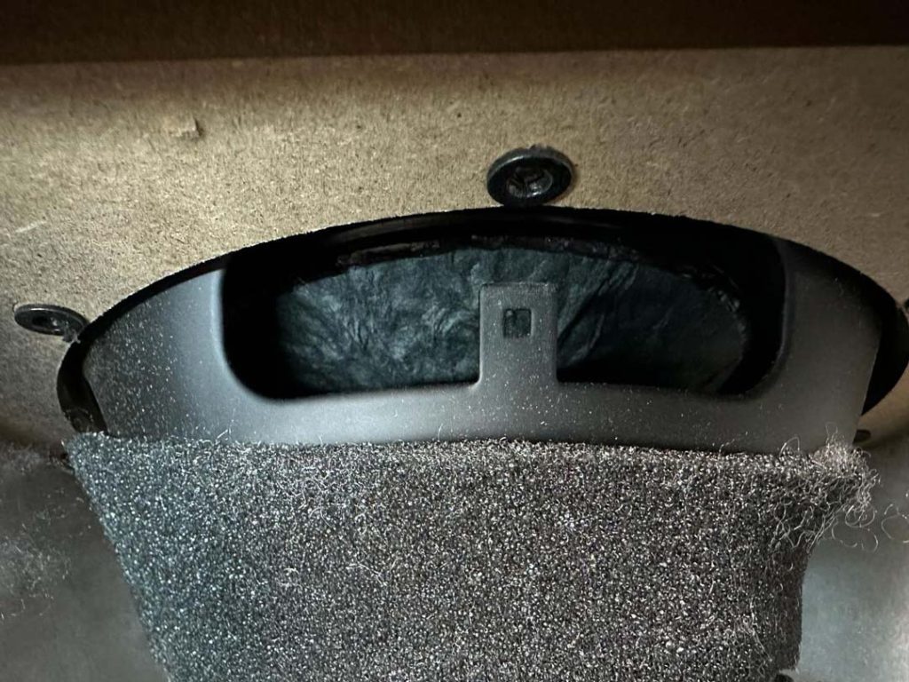 Ein fester Papierkonus überträgt die Kraft der Schwingspule auf die Flachmembran aus Kohlefaser (Foto: Velodyne Acoustics)