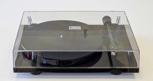 Einsteiger-Plattenspieler: Pro-Ject E1 Phono mit minimalistischer Eleganz und feinfühligem Klang für 329 Euro (Foto: R. Vogt)