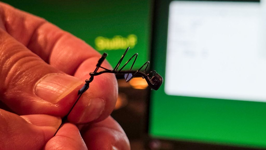 Genial gelöst: Das Messmikrofon wird mit einer Spirale schwebend im Gehörgang positioniert (Foto: R. Vogt)