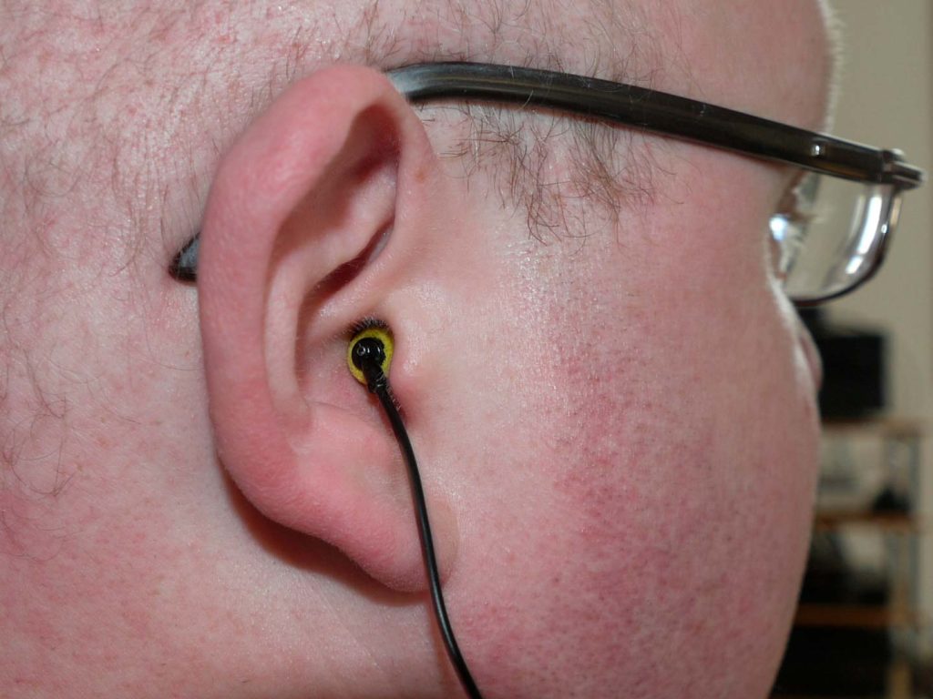 Smyth Realiser Messmikrofon sitzt für die Messungen am Eingang des Gehörgangs (Foto: R. Vogt)